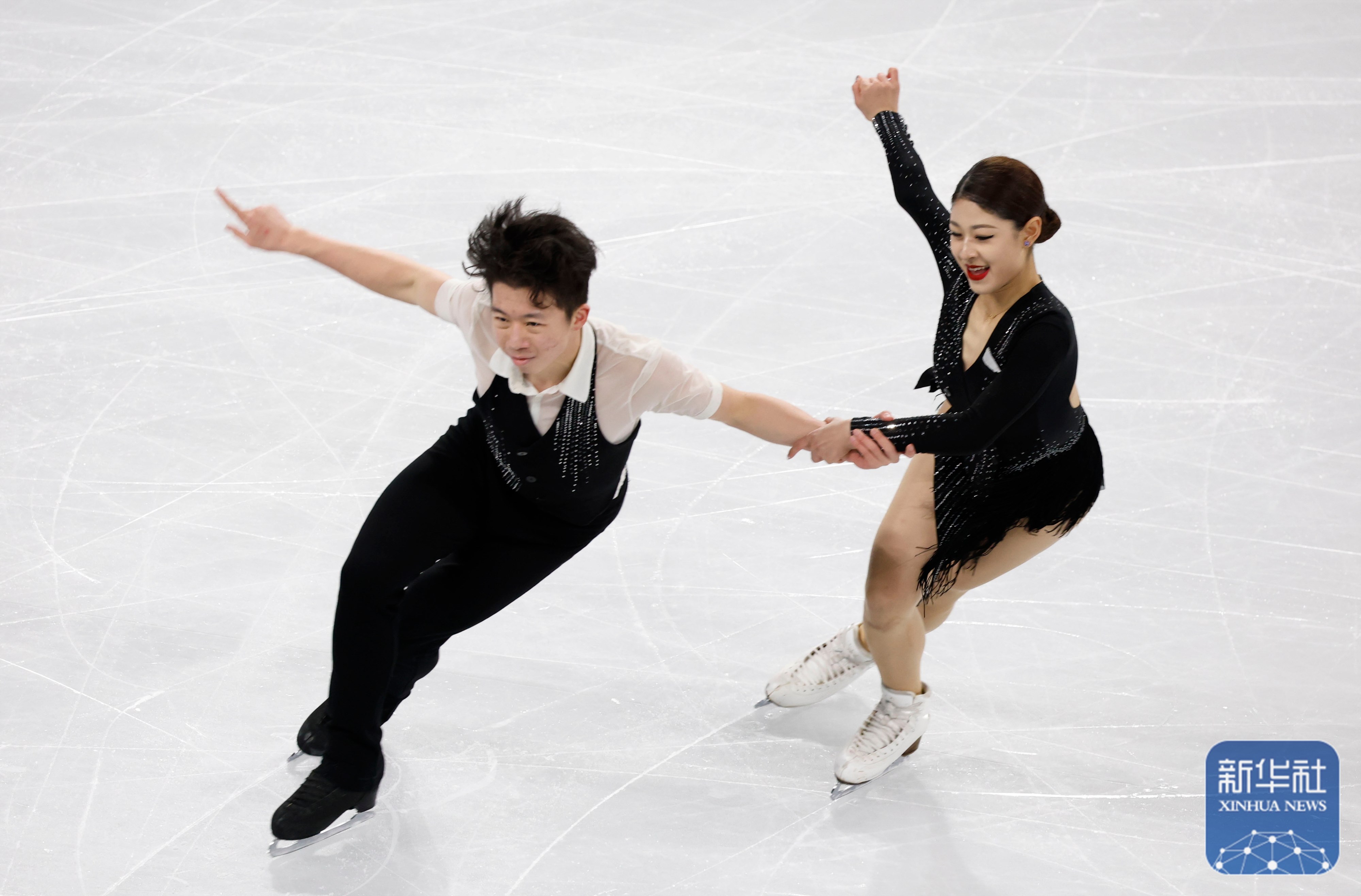 国际快闪滑冰秀,冰上舞者挥洒青春热情的简单介绍 国际快闪滑冰秀,冰上舞者挥洒青春热情的简单介绍