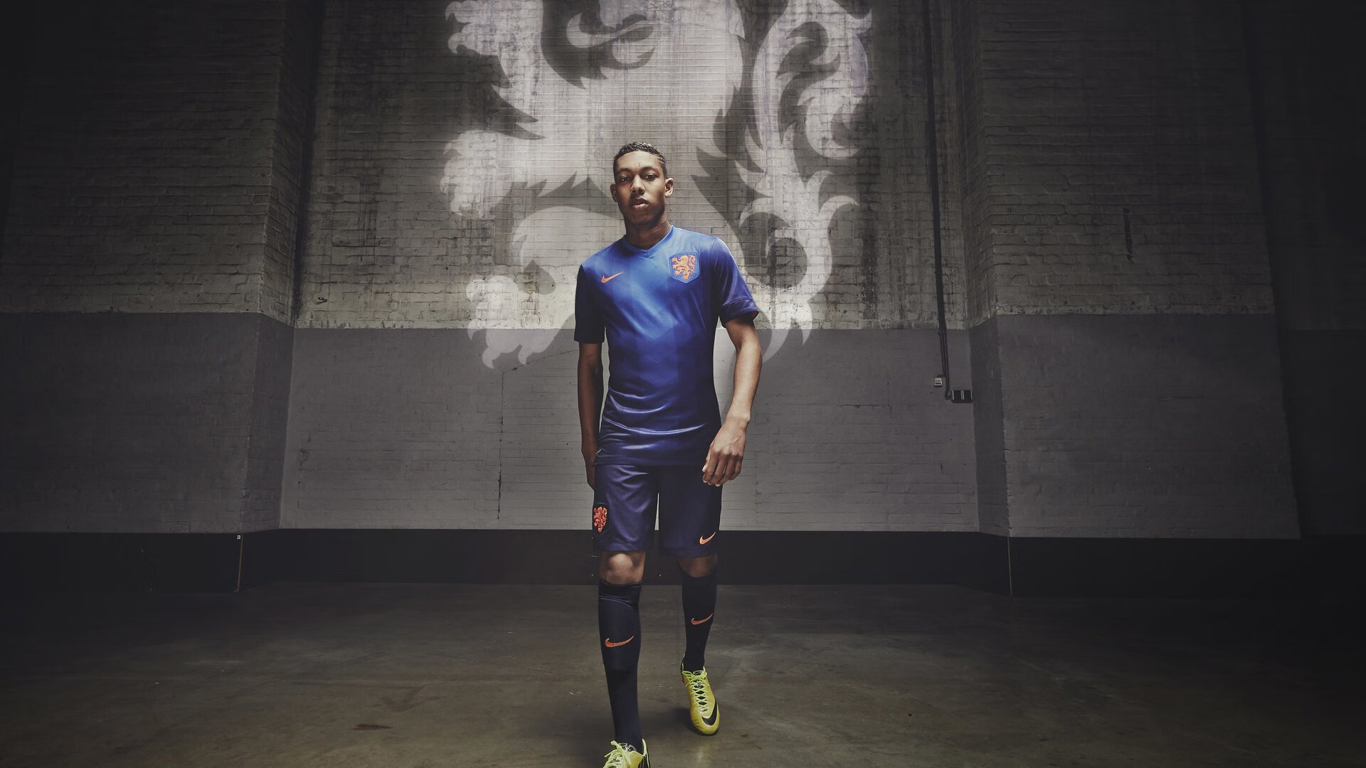 爱游戏app下载-“泥泞火花：雨后赛道的疯狂对决”，雨后泥泞的路